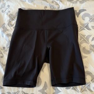 Lululemon Wunder Train High-Rise Short 8" in size 8